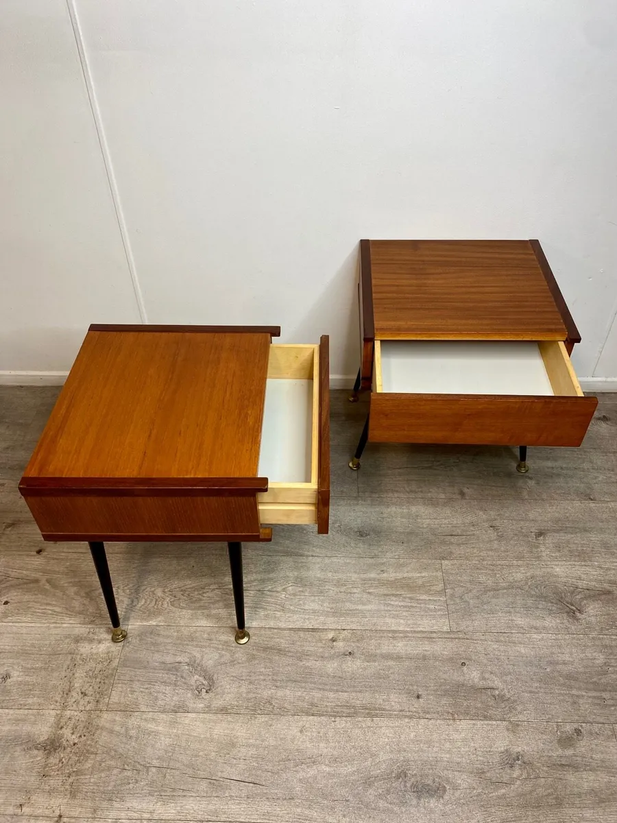 Mid Century Pair of Beaver & Tapley Bedside Tables - Image 3