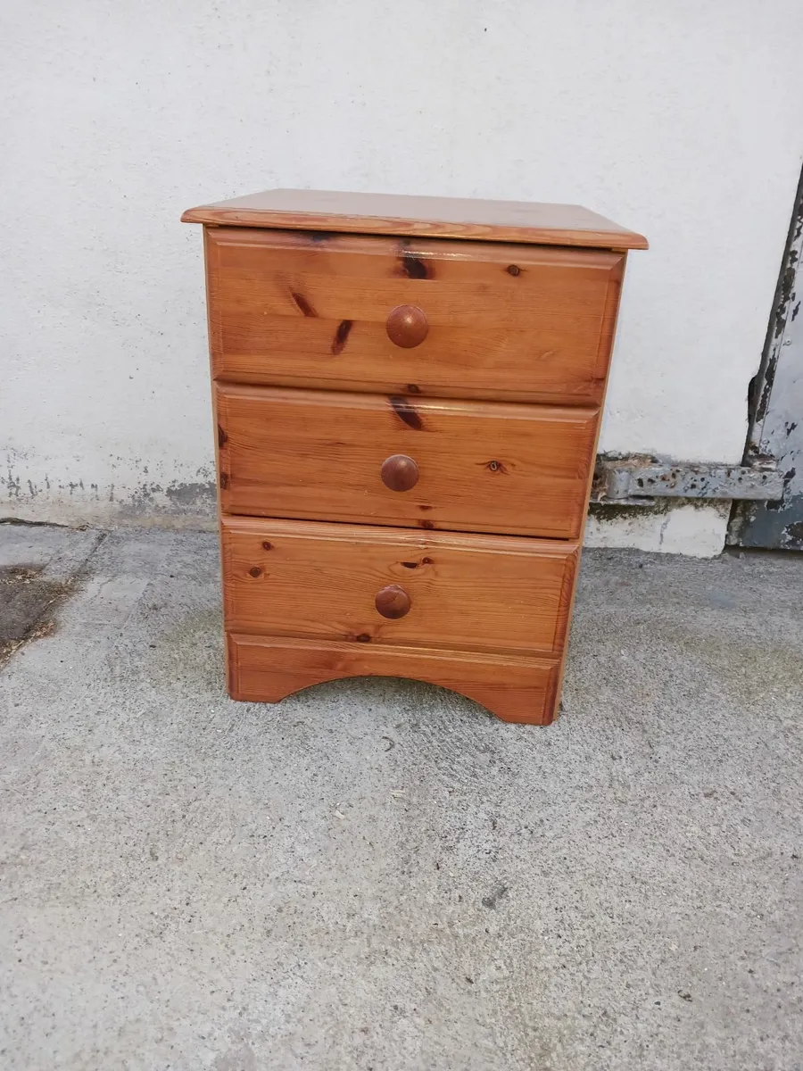 2 pine bedside lockers