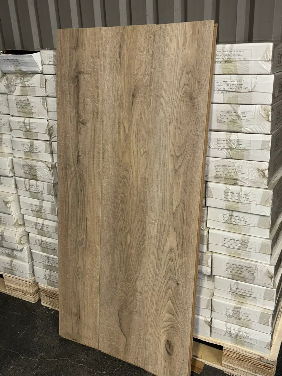 8mm Laminated Flooring Free Underlay - Image 2
