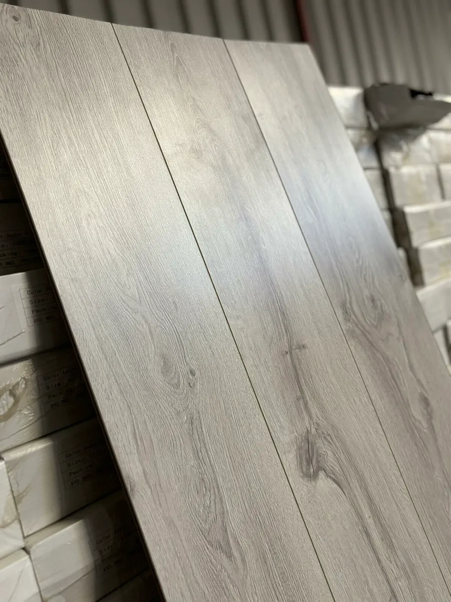 8mm Laminated Flooring Free Underlay - Image 4