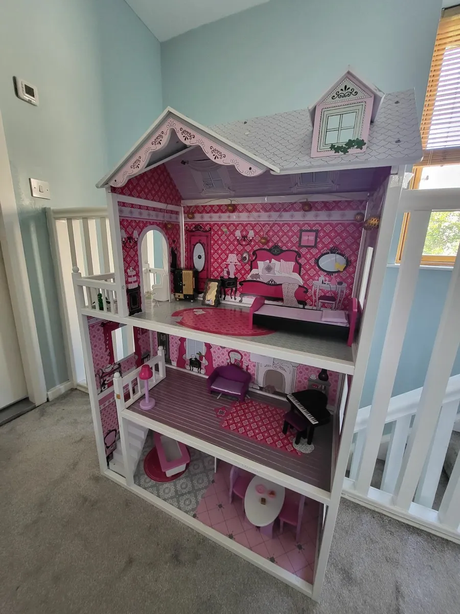 Doll house & Lol dolls - Image 1