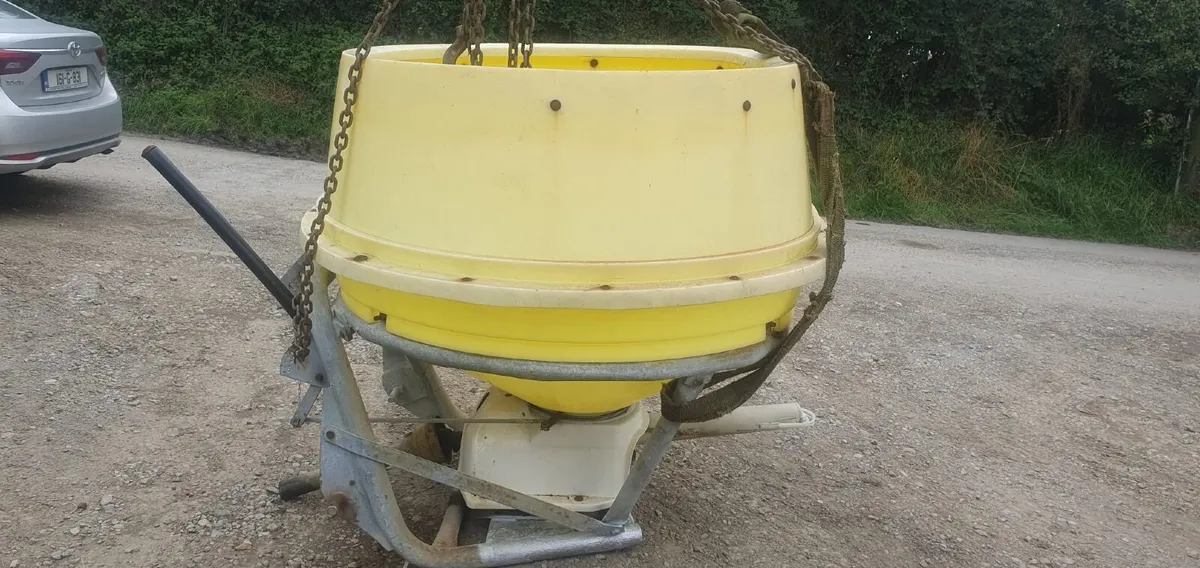Cosmo fertiliser spreader - Image 3
