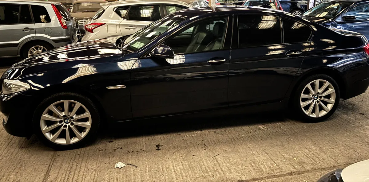 BMW 5-Series 2010 *LEATHER HEATED SEATS* - Image 4