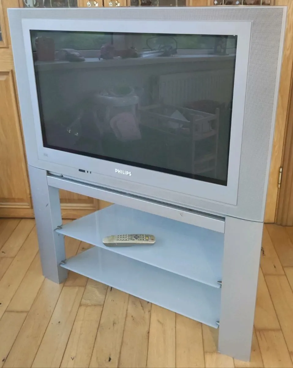 2 old TVs - Image 1