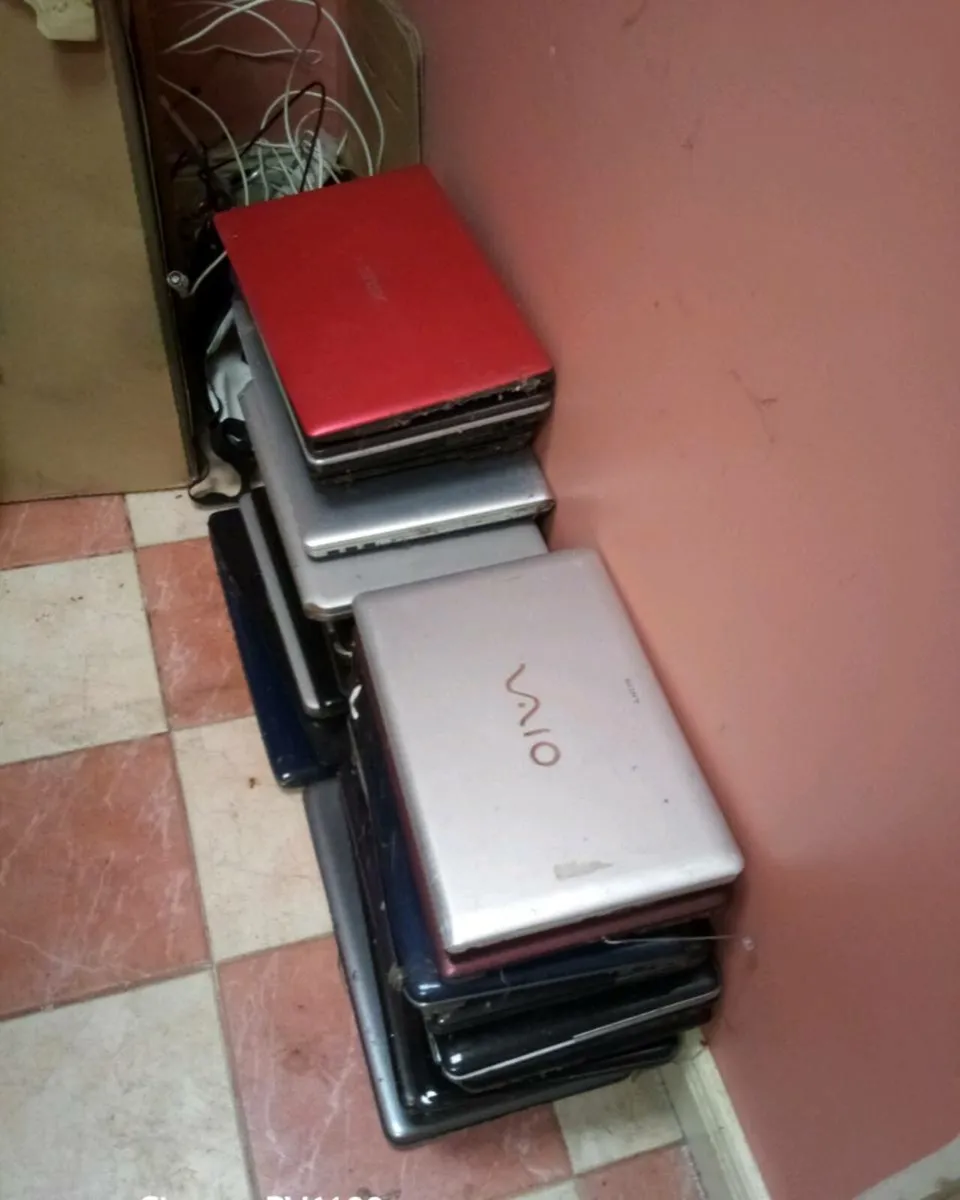 Laptop lot+ charger , screen etc - Image 1