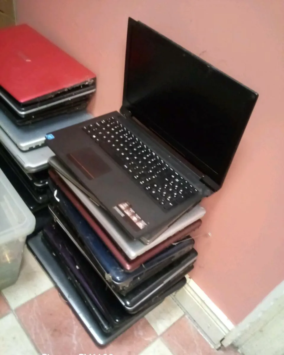 Laptop lot+ charger , screen etc - Image 2