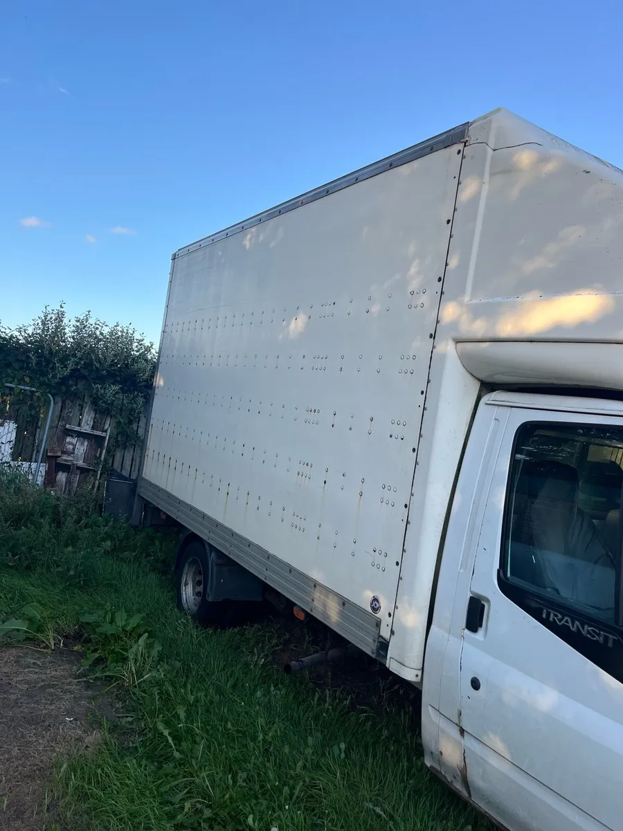 Box and tail lift transit - Image 1