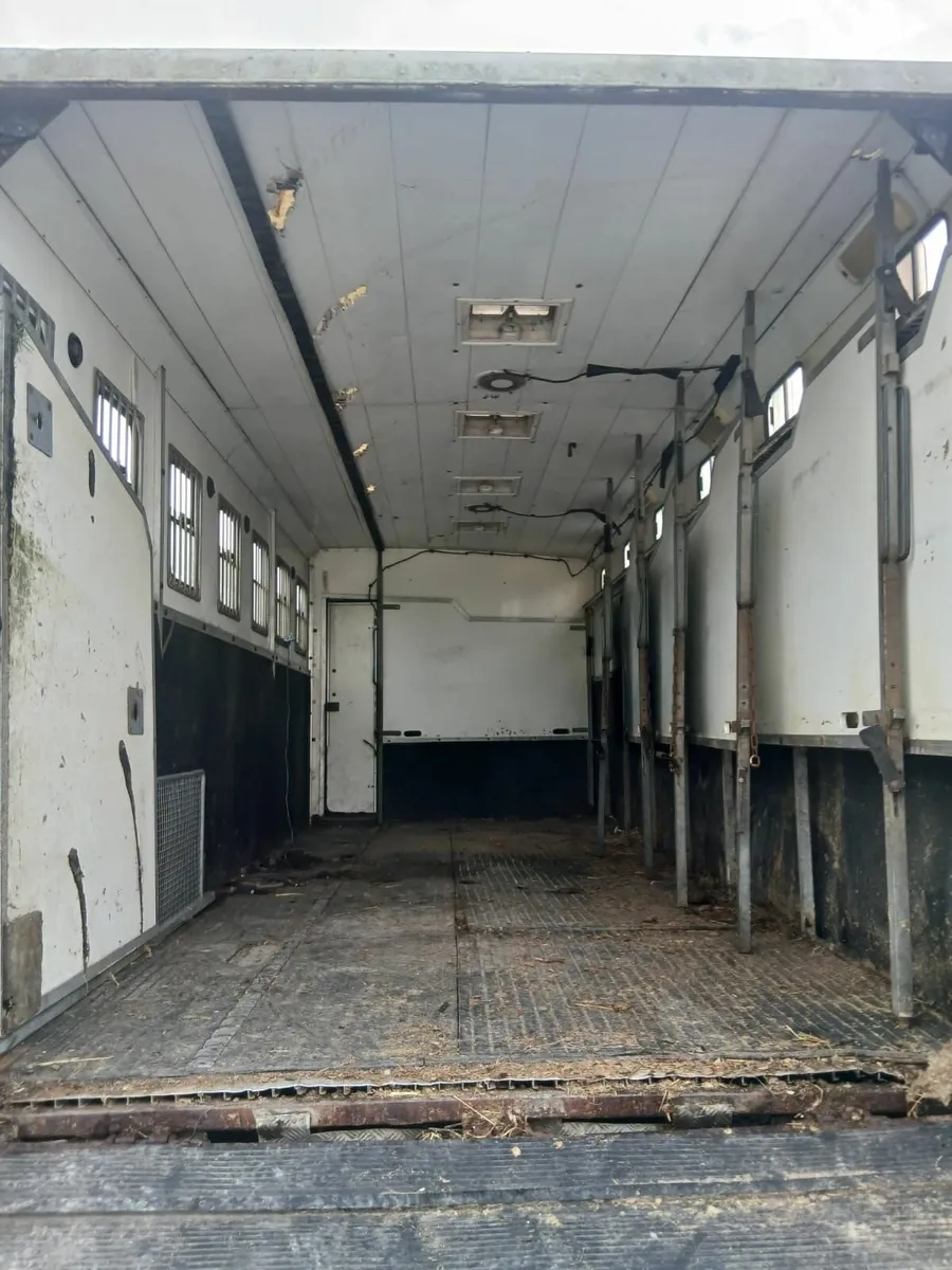 Horse box - Image 1