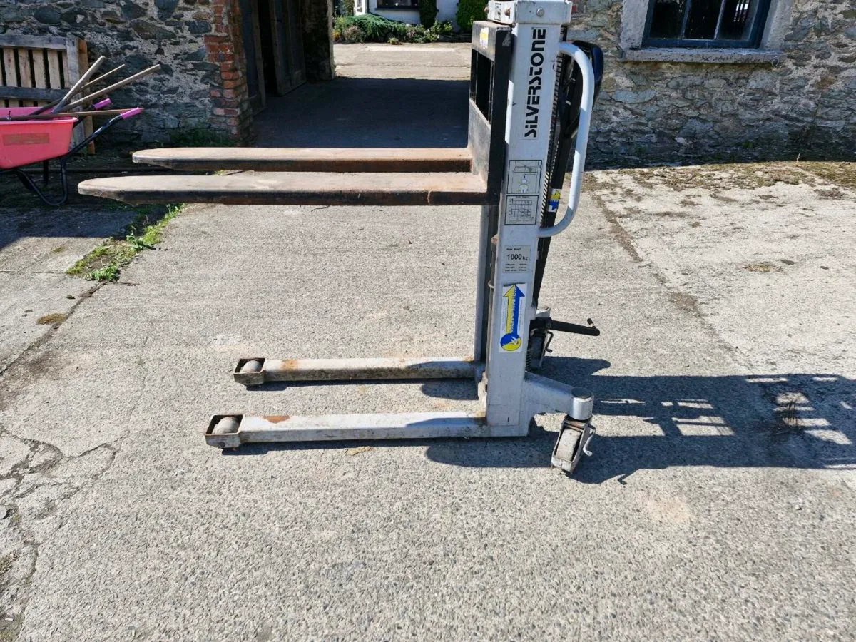 Manual pallet stacker - Image 1