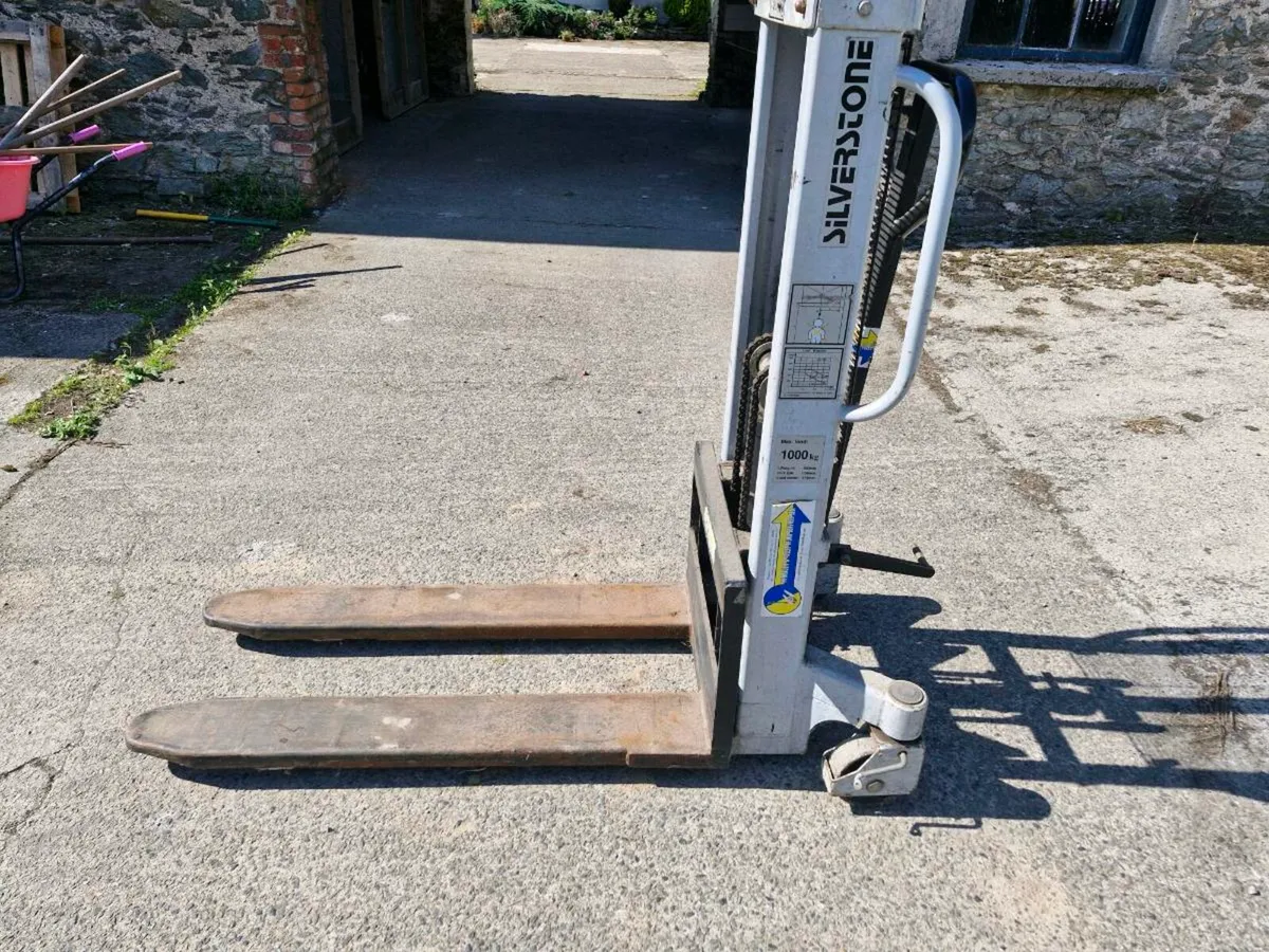 Manual pallet stacker - Image 2