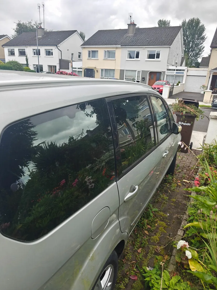 Ford Galaxy 2011 - Image 2