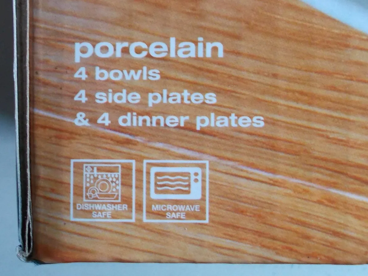 12 Piece Dinnerware Plate Set **NEW** - Image 2