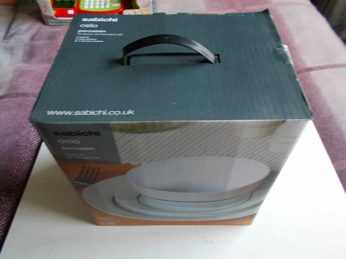 12 Piece Dinnerware Plate Set **NEW** - Image 3
