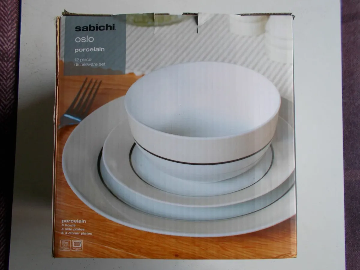 12 Piece Dinnerware Plate Set **NEW** - Image 1