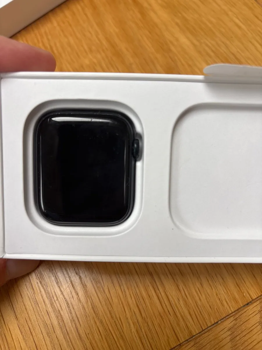 Apple Watch SE 44mm - Image 1