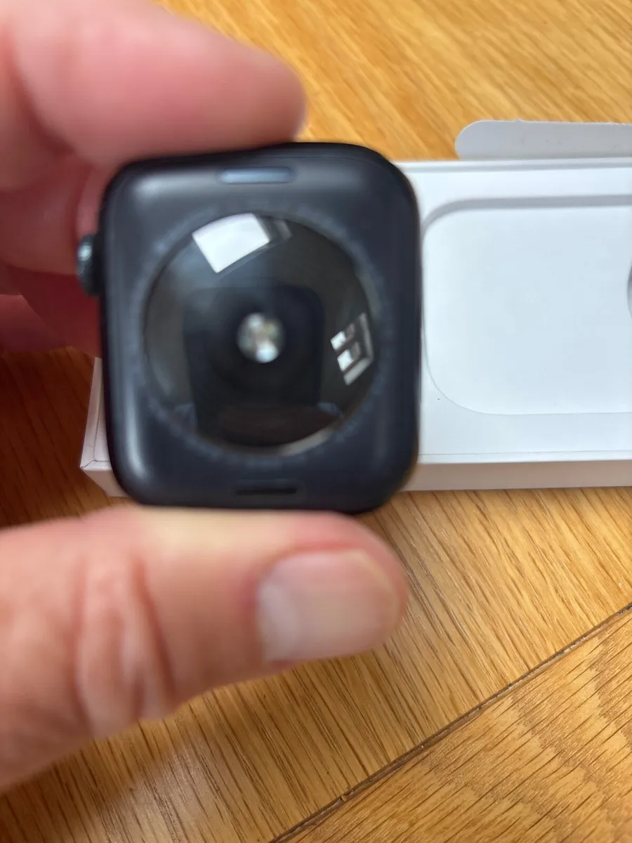 Apple Watch SE 44mm - Image 2