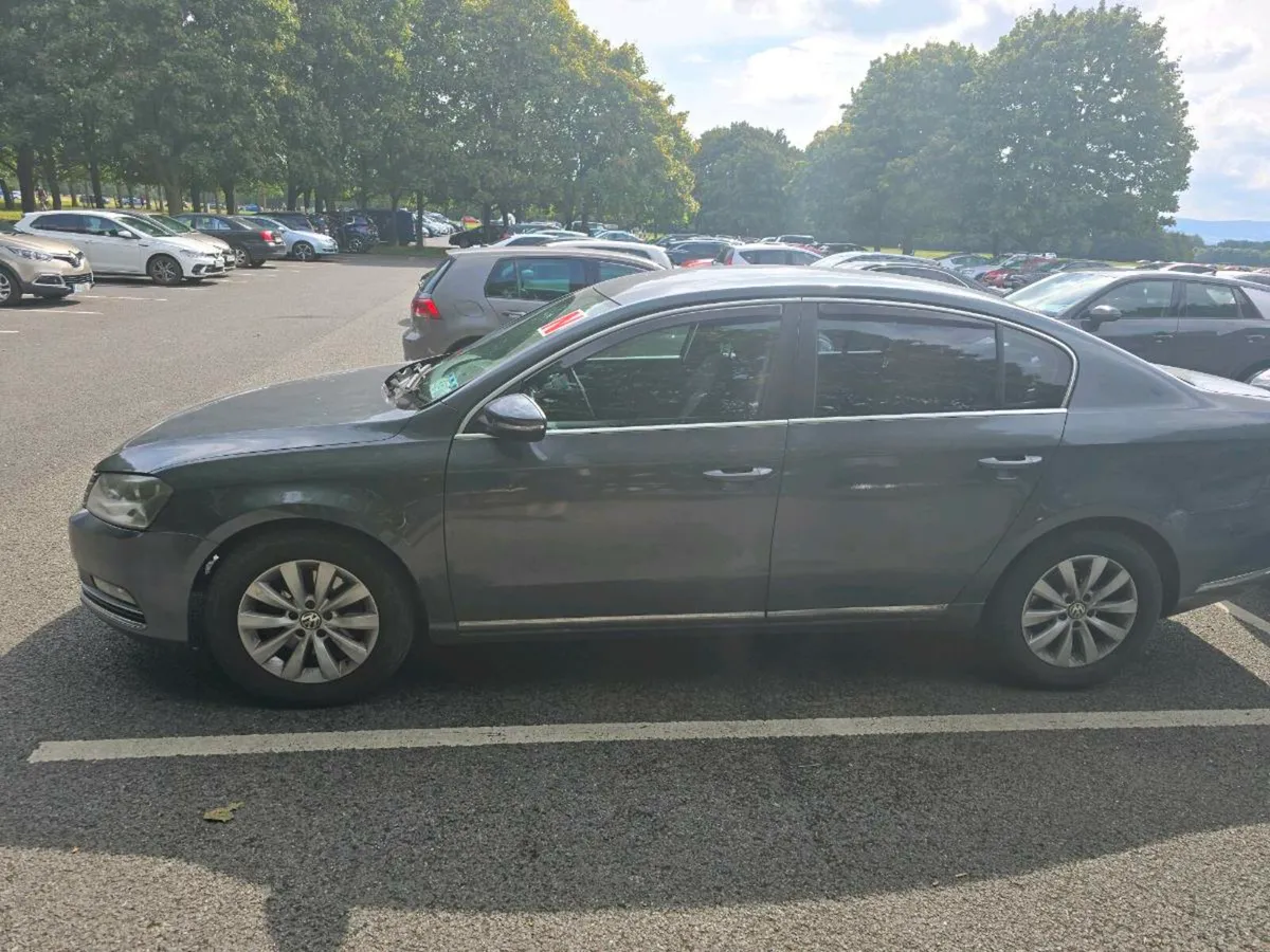 Volkswagen Passat 2011 - Image 2
