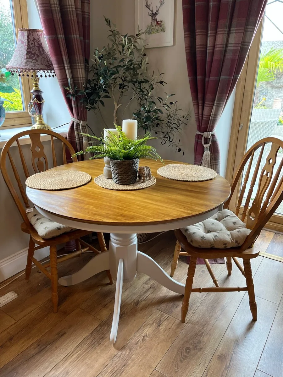 Round Table and chairs - Image 1