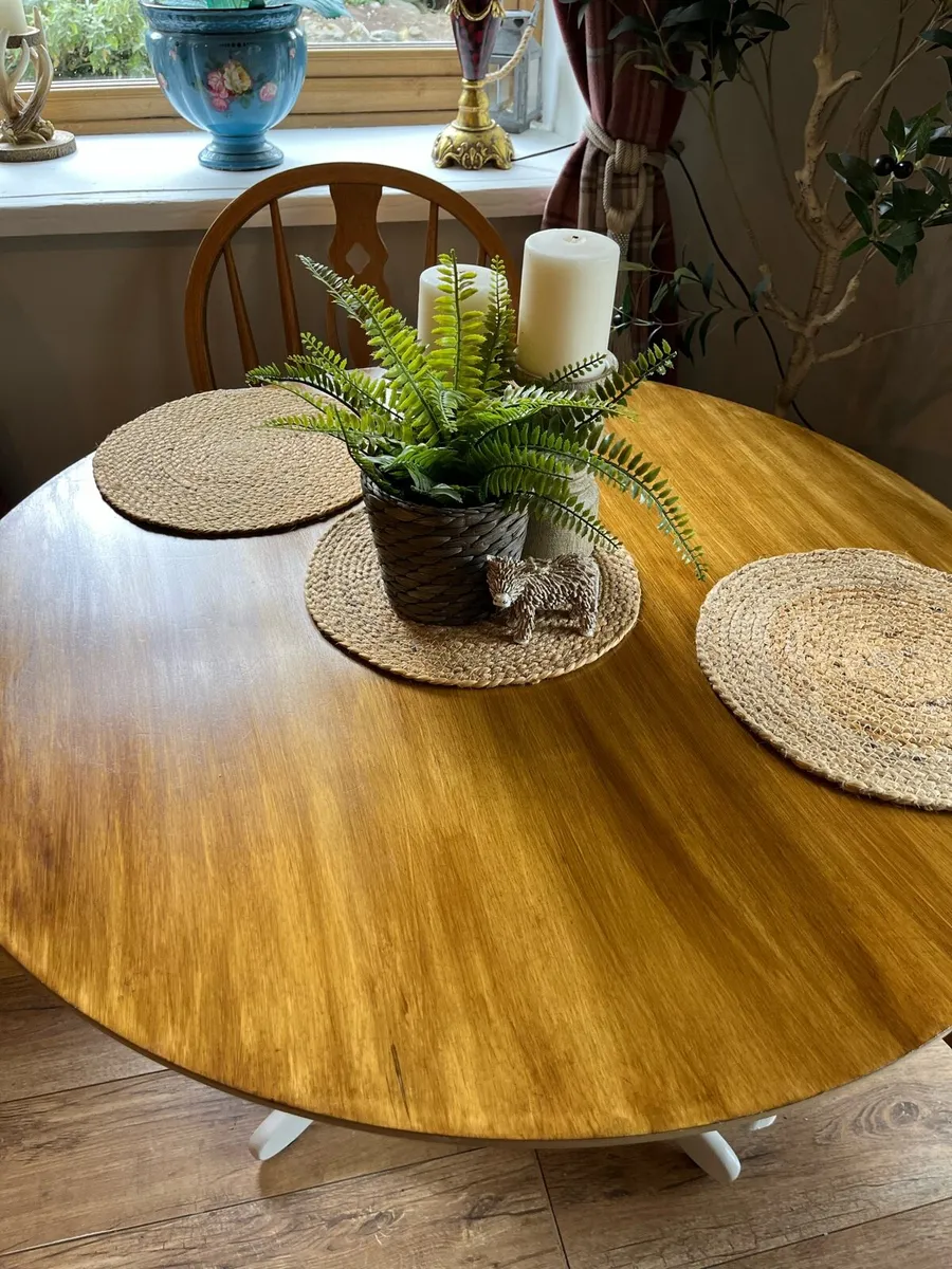 Round Table and chairs - Image 2