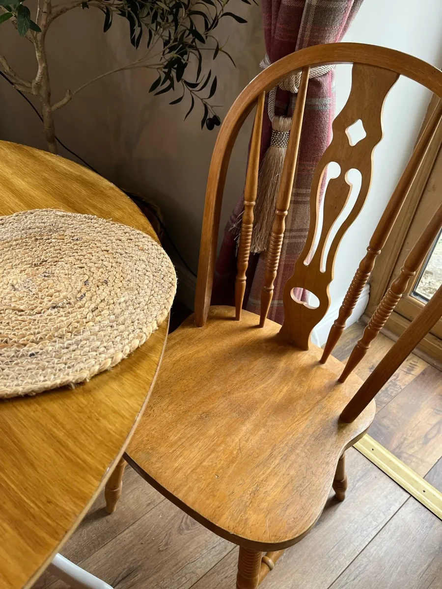 Round Table and chairs - Image 4