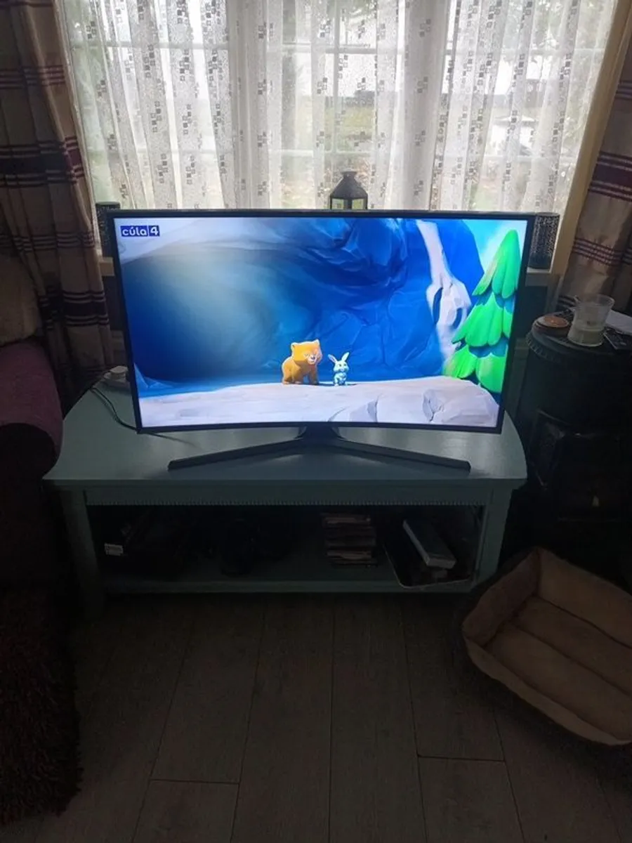 Samsung 40in curved screen Smart TV - Image 2