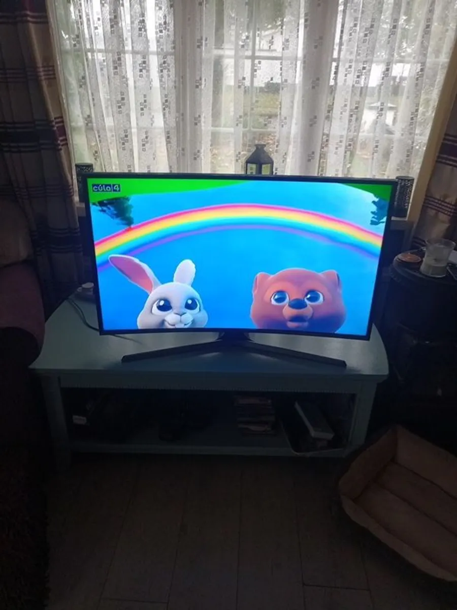 Samsung 40in curved screen Smart TV - Image 3