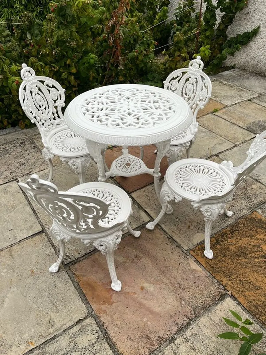 cast iron garden table and chairs - Image 1