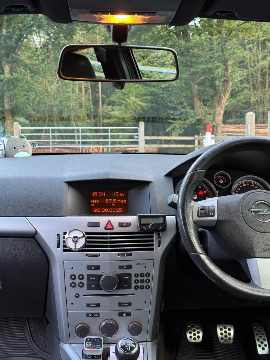 Opel Astra H GTC 2007 - Image 2