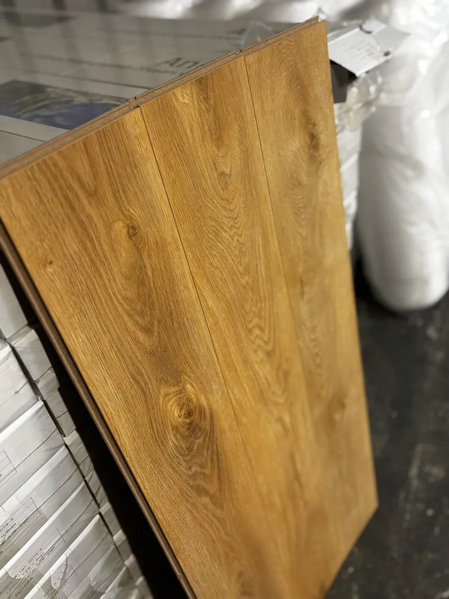 Laminated Flooring 8mm Free Underlay - Image 4