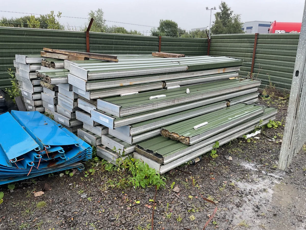 Large Selection Environment Barriers For Auction - Image 1