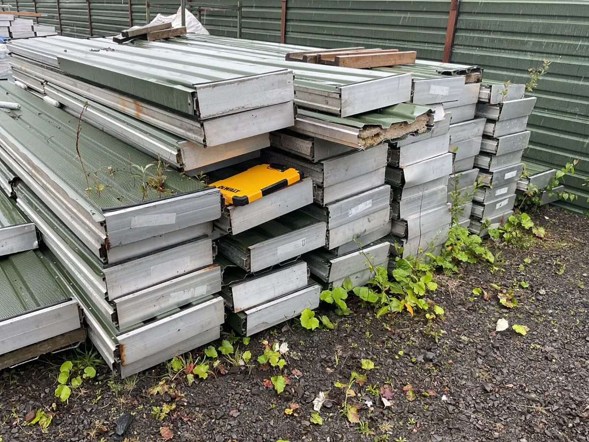 Large Selection Environment Barriers For Auction - Image 3