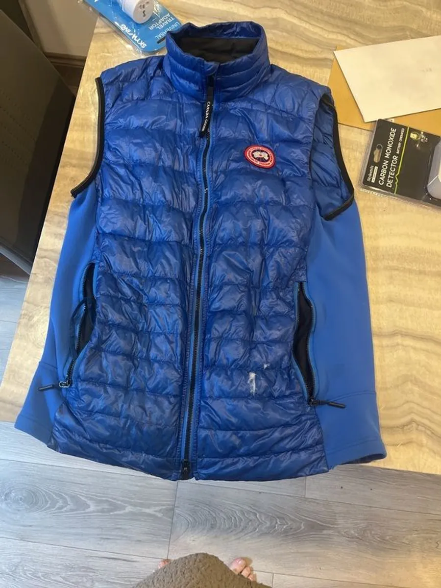 Canada goose jacket small hole in it be easy stitch - Image 1