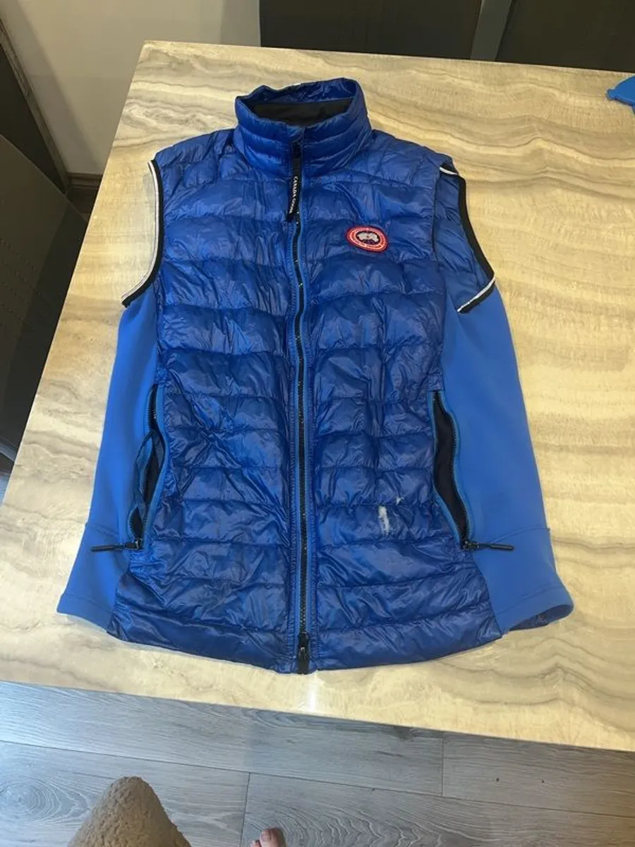 Canada goose jacket small hole in it be easy stitch - Image 2