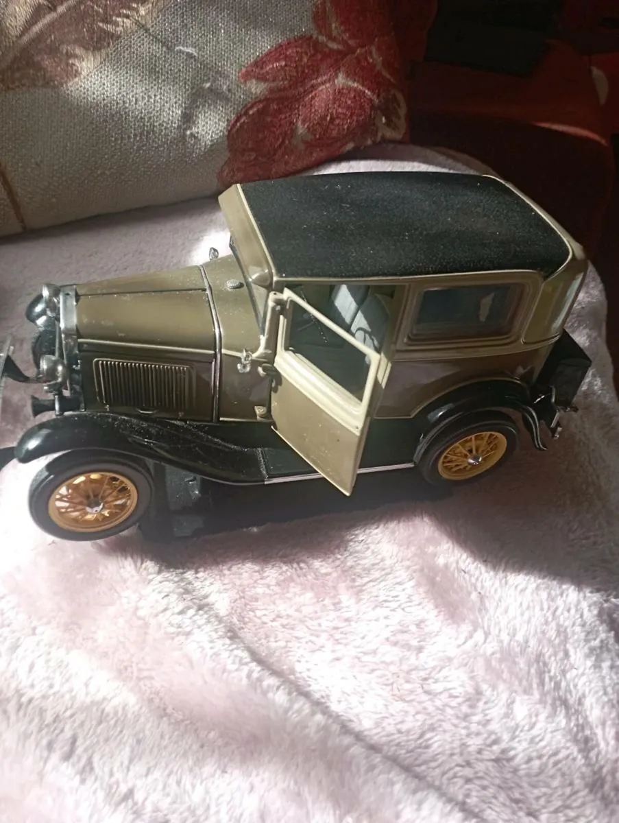 SUN STAR  VINTAGE FORD  MODE A TUODR SADAN 1931 - Image 2
