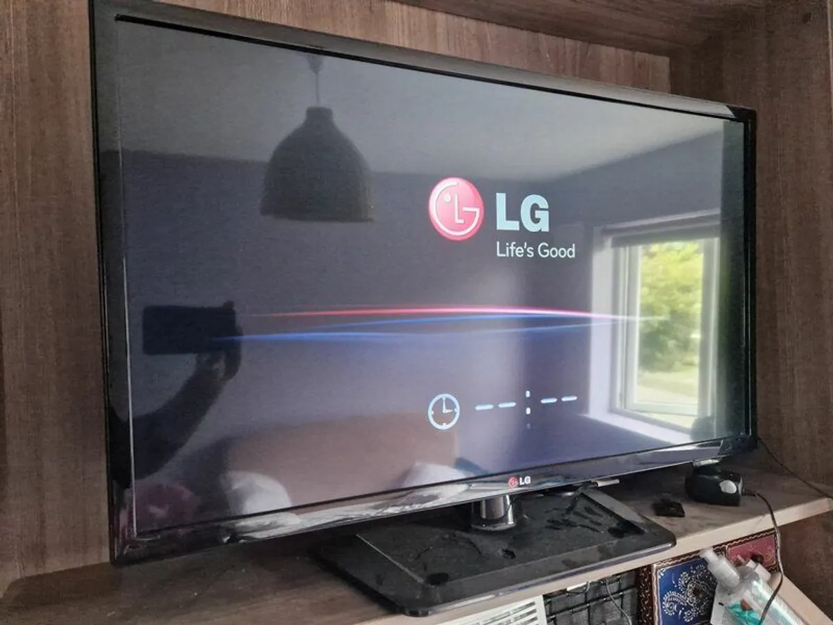 Lg 32" Tv - Image 1