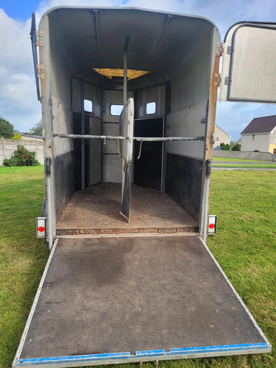 5,10 ifor Williams horse box with full divider - Image 4