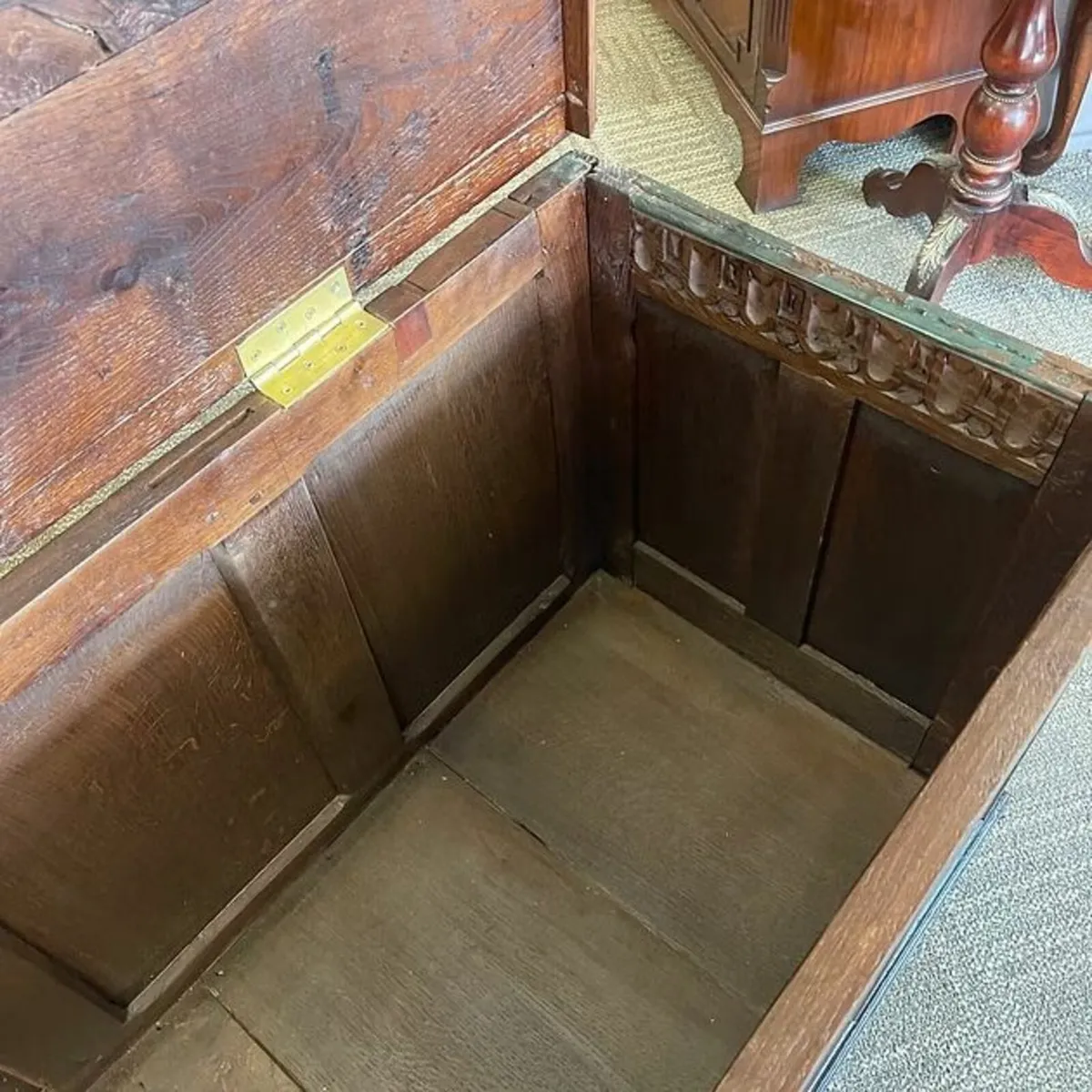 An elegant 18th-century carved oak panelled coffer - Image 4