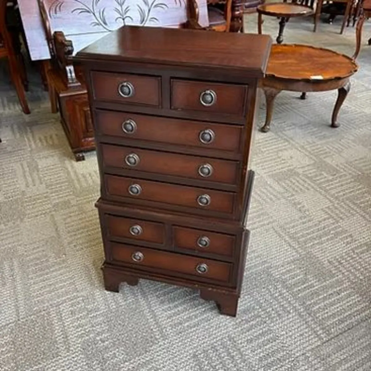 Beautiful mahogany jewels chest of 8 drawers. Exce