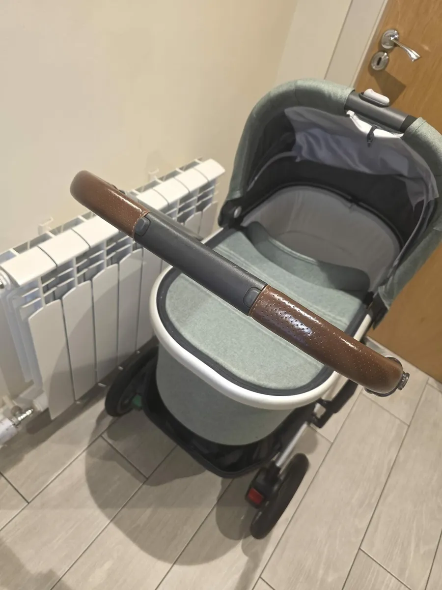 Nearly New Uppababy cruz  V2 pram and buggy - Image 2