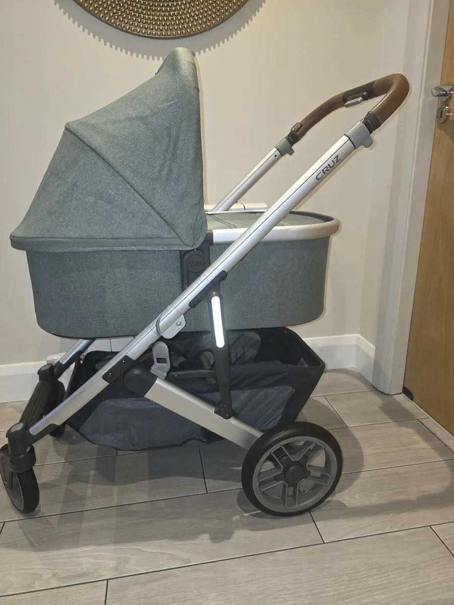 Nearly New Uppababy cruz  V2 pram and buggy - Image 3