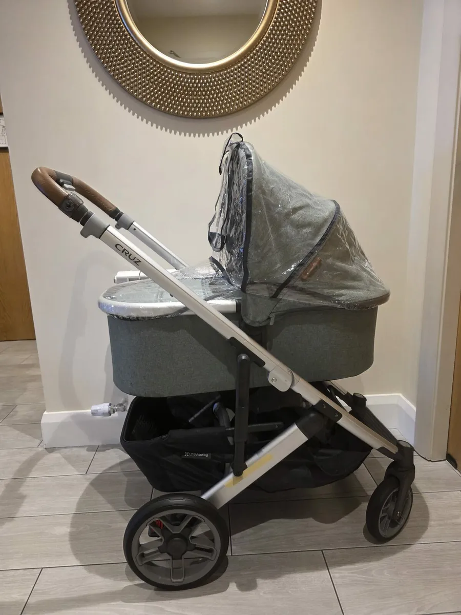 Nearly New Uppababy cruz  V2 pram and buggy - Image 4
