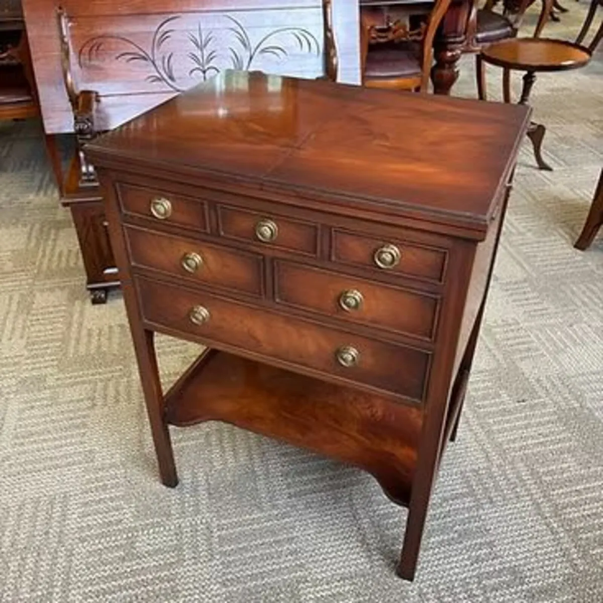 Beautiful mahogany Beven Funnell jewels side table