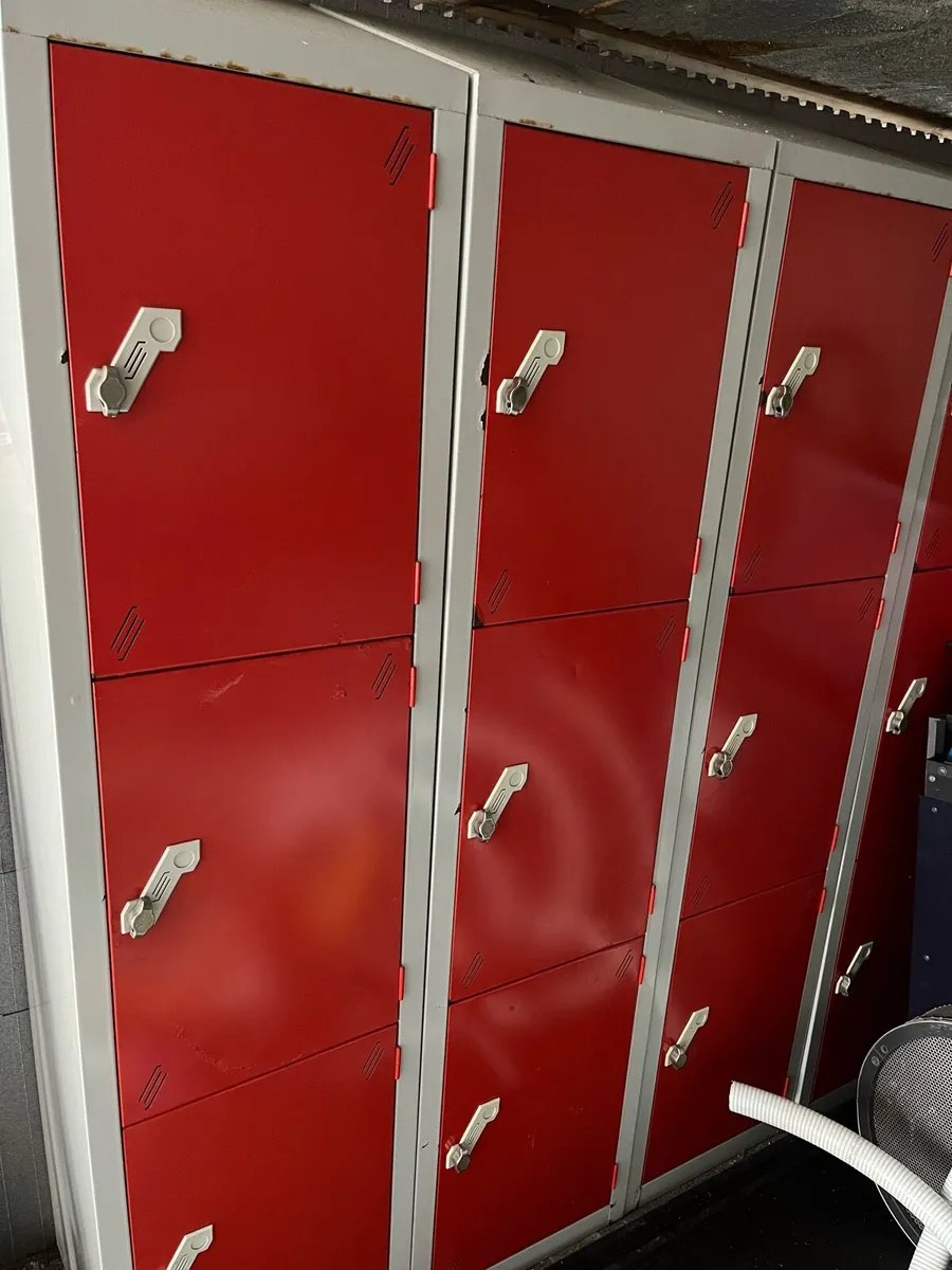 4 door lockers