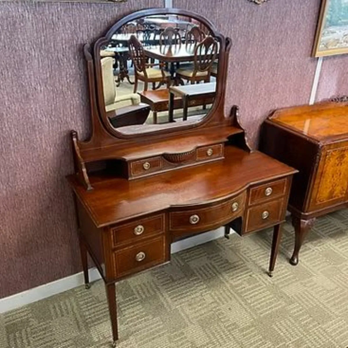 Beautiful Edwardian mahogany bow front dressing ta