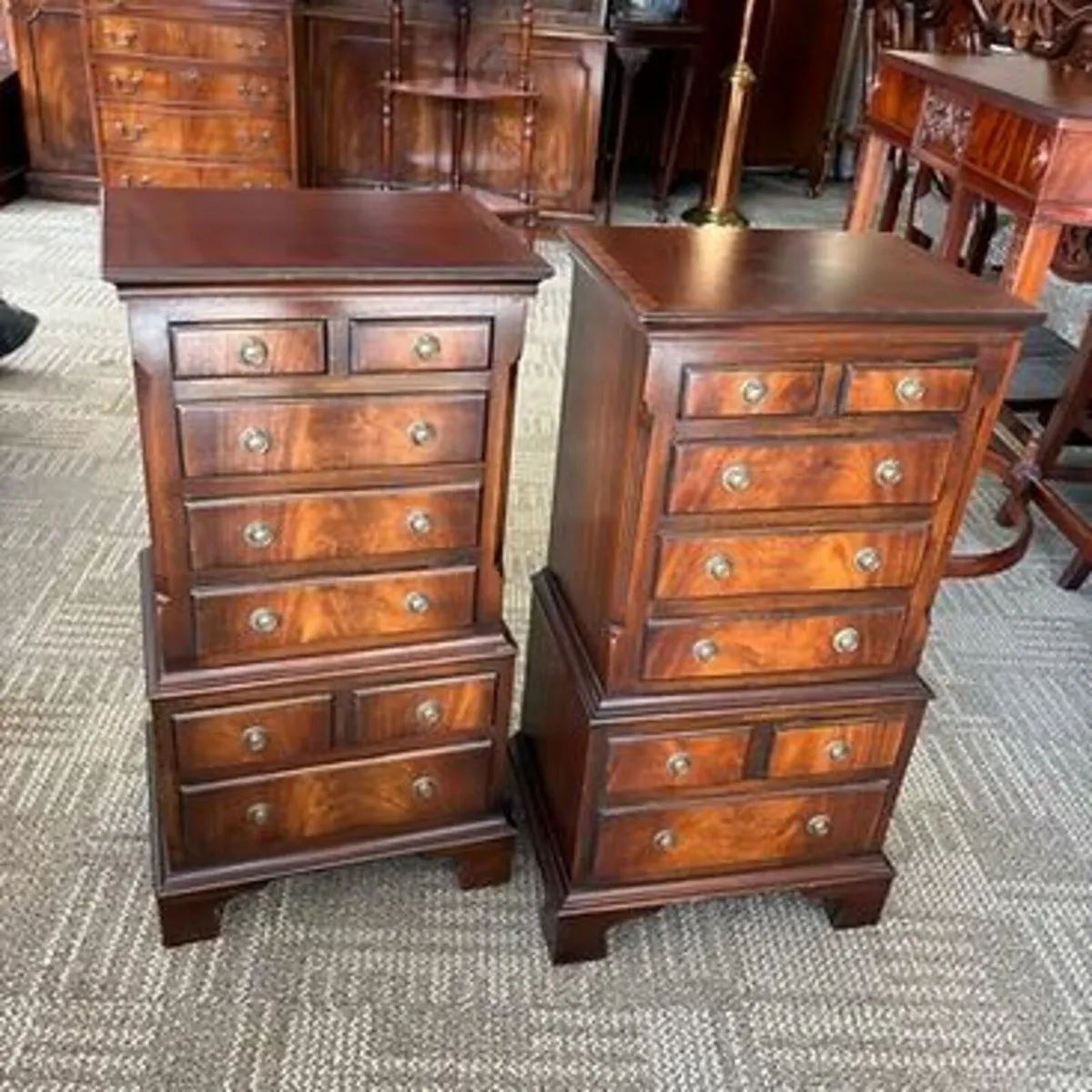A beautiful pair of mahogany jewels chest of 8 dra