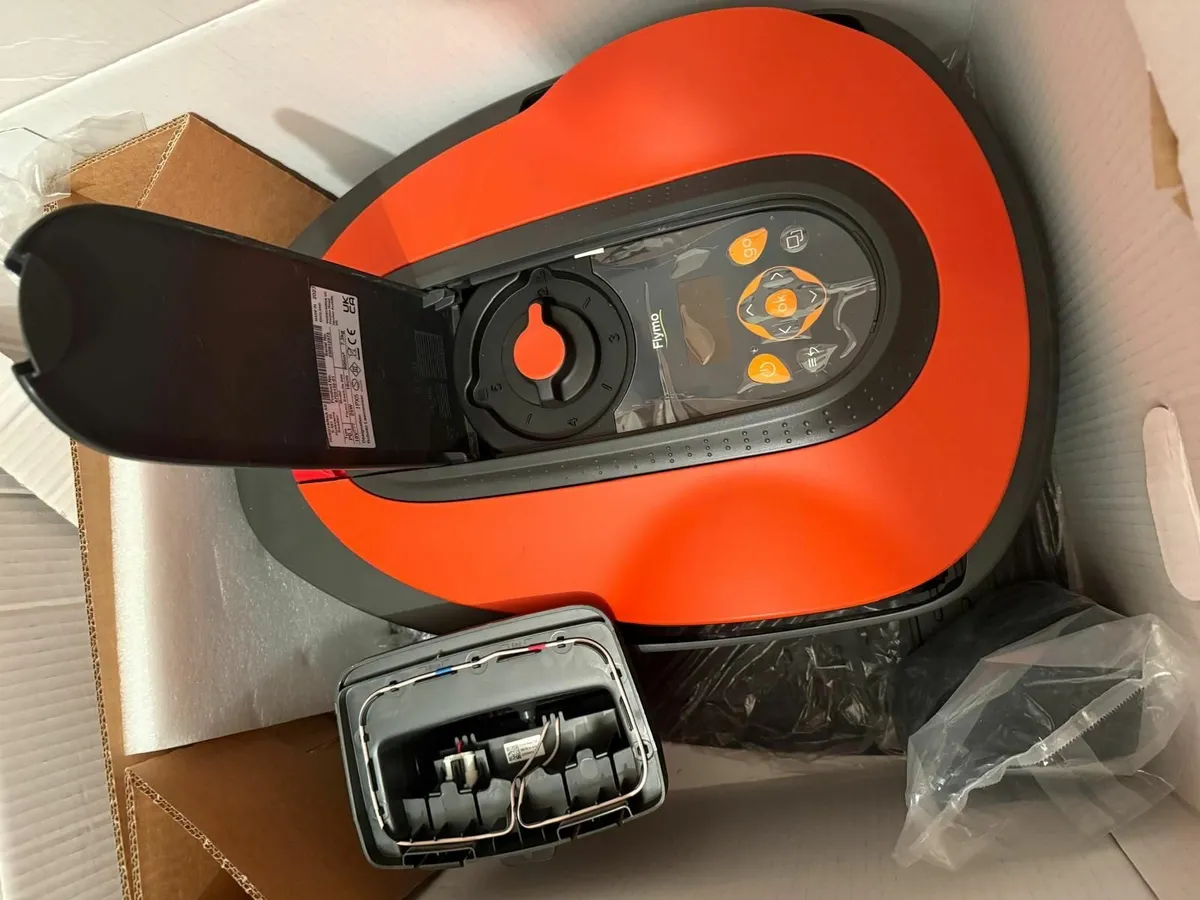 Flymo EasiLife 800 Robot Lawnmower - Image 4