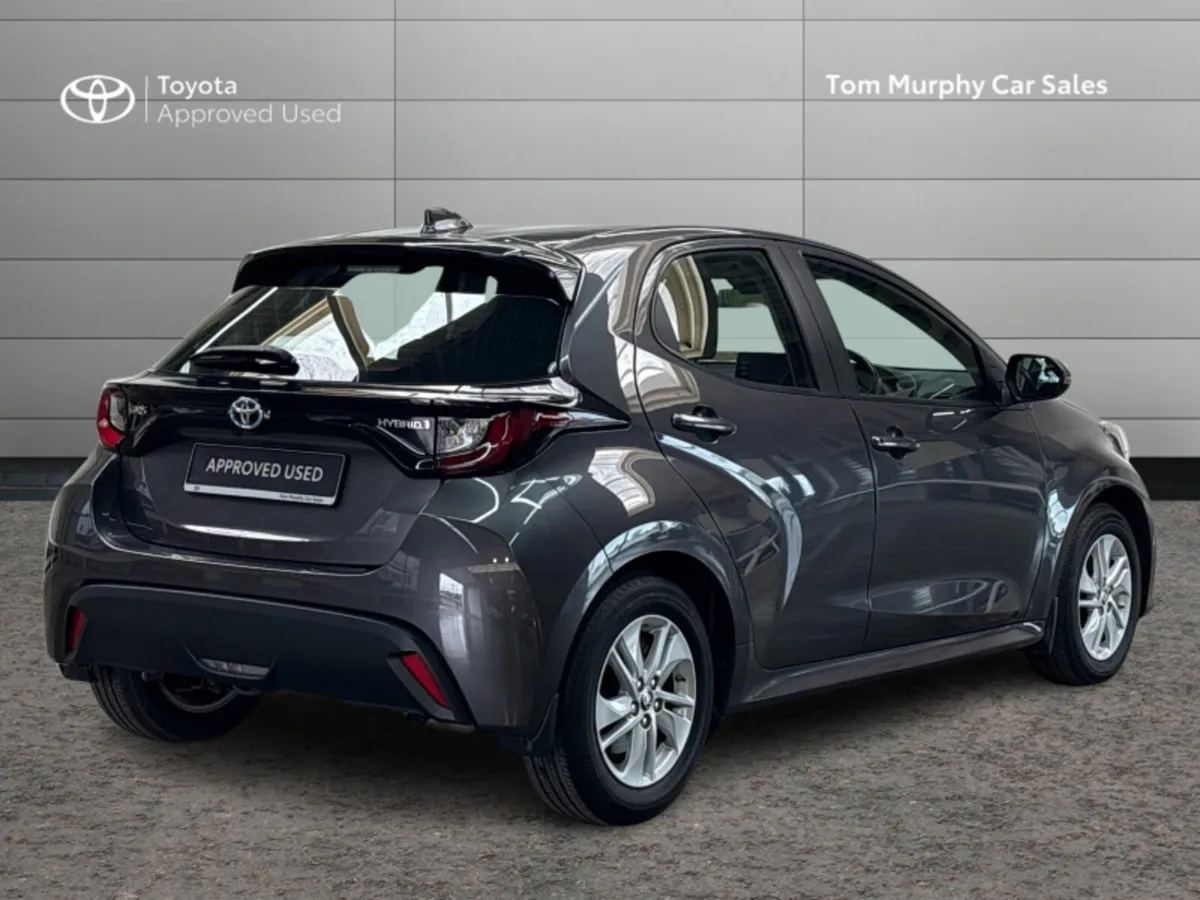 Toyota Yaris YARIS 1.5 HYBRID LUNA - Image 2