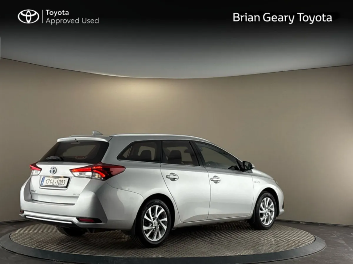Toyota Auris HYBRID LUNA T/SP - Image 2