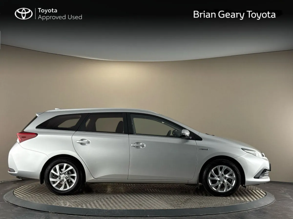 Toyota Auris HYBRID LUNA T/SP - Image 3