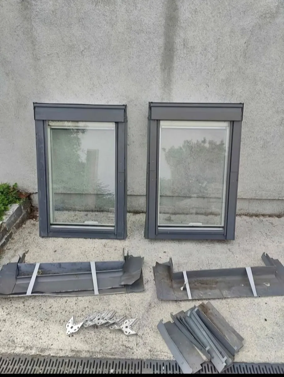 2 Vlux windows - Image 1